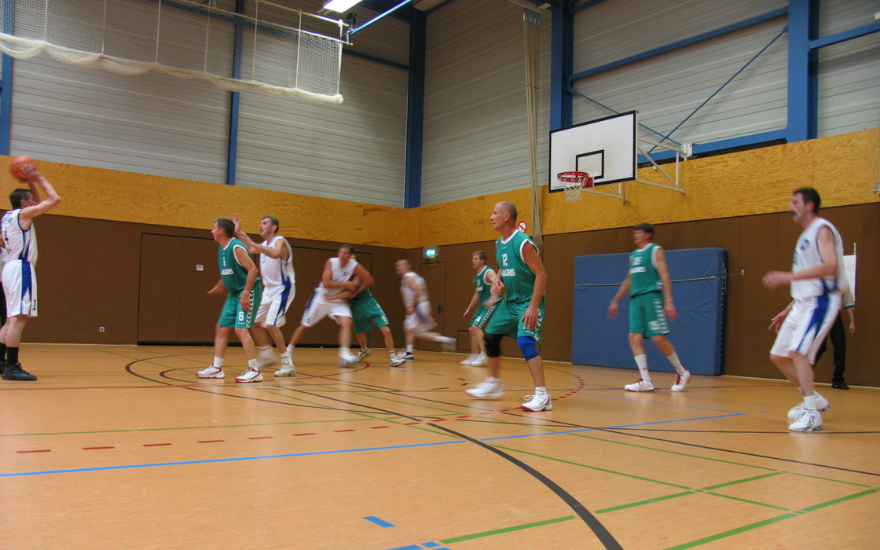 Algirdas Lingė žaidžia krepšinį